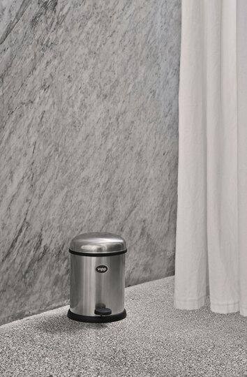 Vipp 12 Pedalspand Rustfrit Stål i badeværelse med bruseforhæng