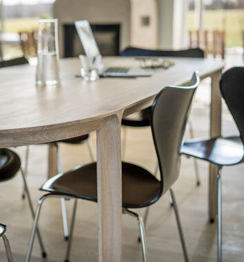 Mavis-Amor-Matbord-Ovalt-258-CM-Vit-Vaxolja-Miljöbild-02