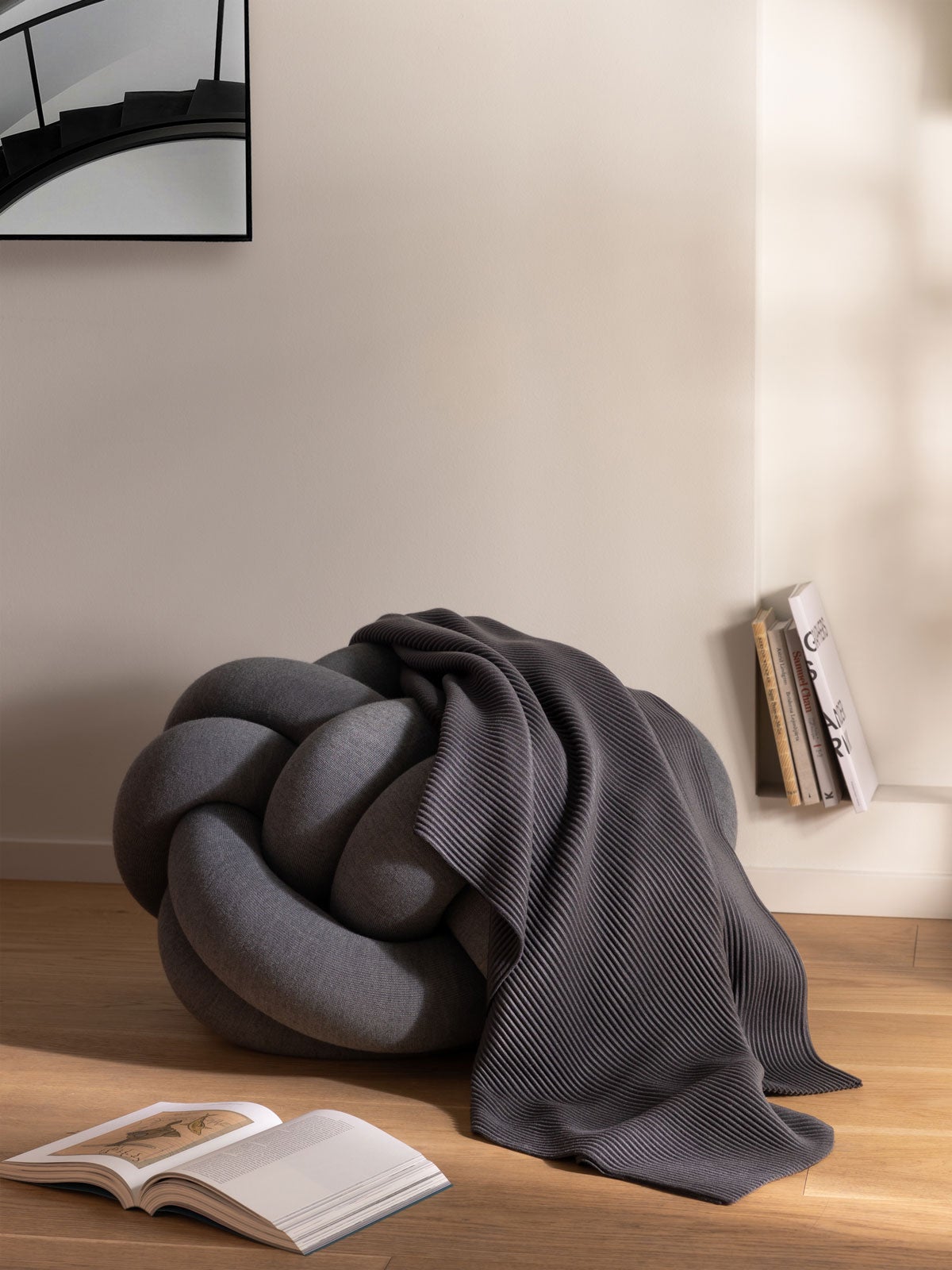 Pleece-Plad-Dark-Grey-Miljo