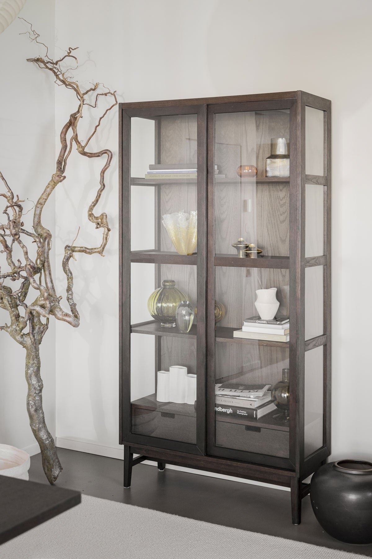 Hazelton-Vitrinskap-Brun-Ek-Miljo_1