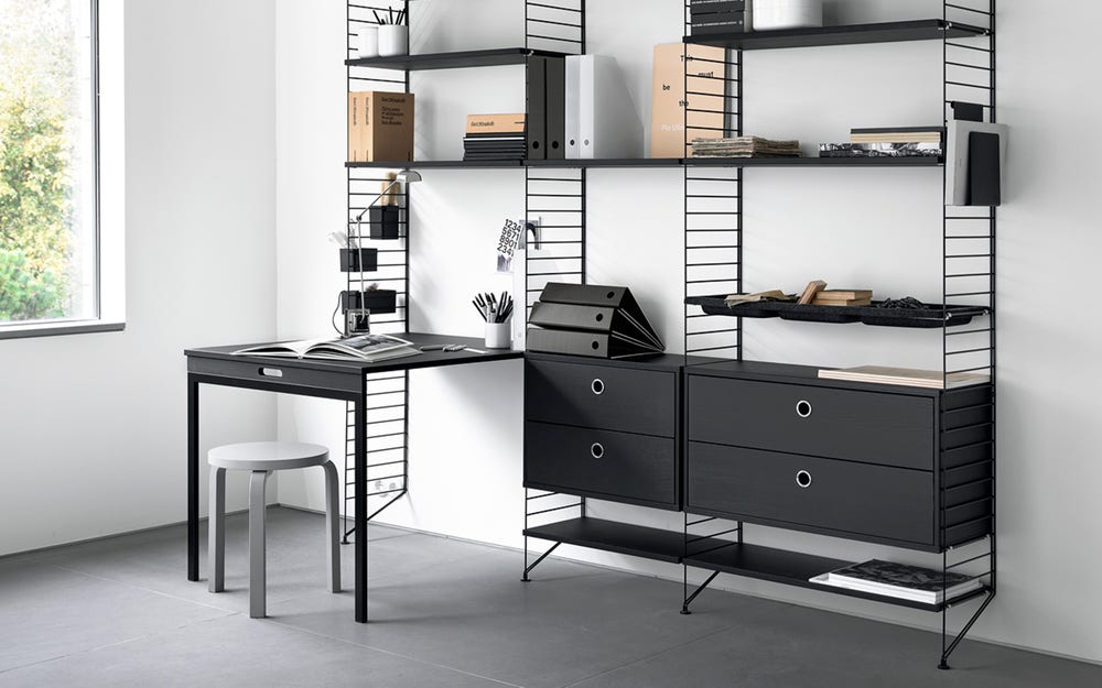 String_system-Svarta-hyllor-vardagsrum-hemmakontor-skrivbord_Liggande-1.jpg String_system-Svarta-hyllor-vardagsrum-hemmakontor-skrivbord_Liggande-1