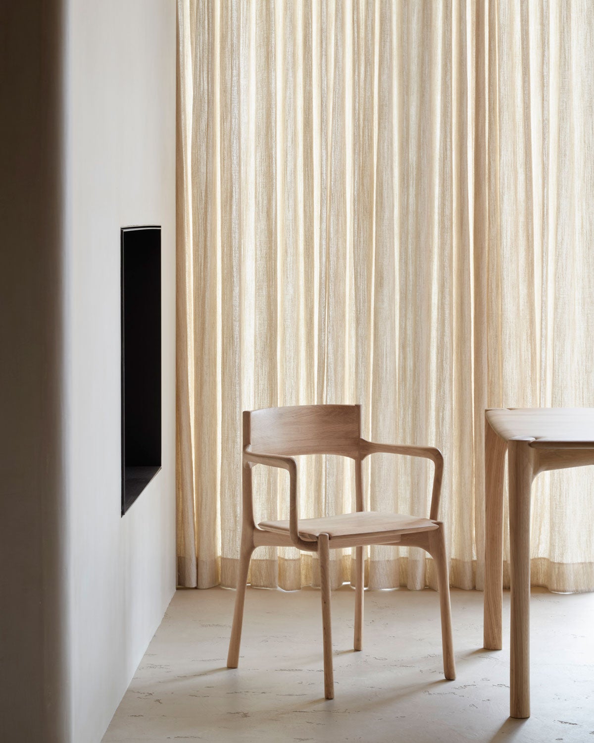 PI Armstol i hårdvoksolieret eg, der står for enden af et spisebord