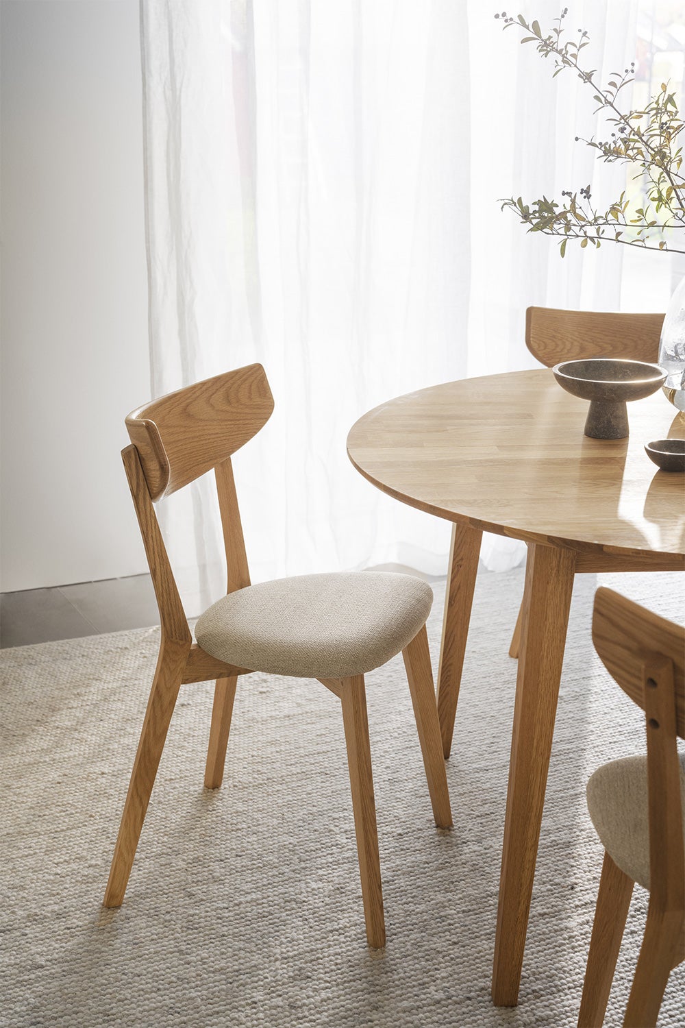 Ami-stol-lack-ek-beige113018-113798-FILIPPA-matbord-rund-120-oljadek-matplats