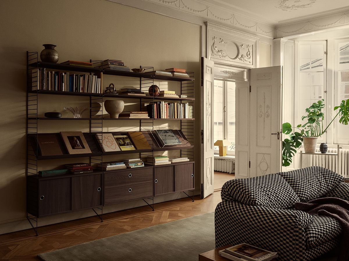 String System med moduler i mørk eg og mørkebrune gulvgavle i stue