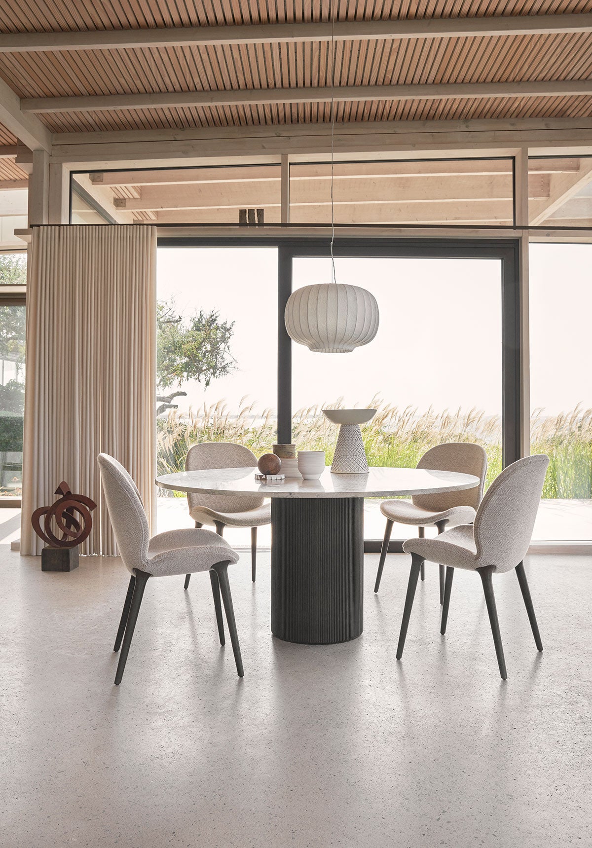 Vipp 462 Lodge Stol i stoffet Chestnut/Beige med mørke egetræben som en del af en spisegruppe