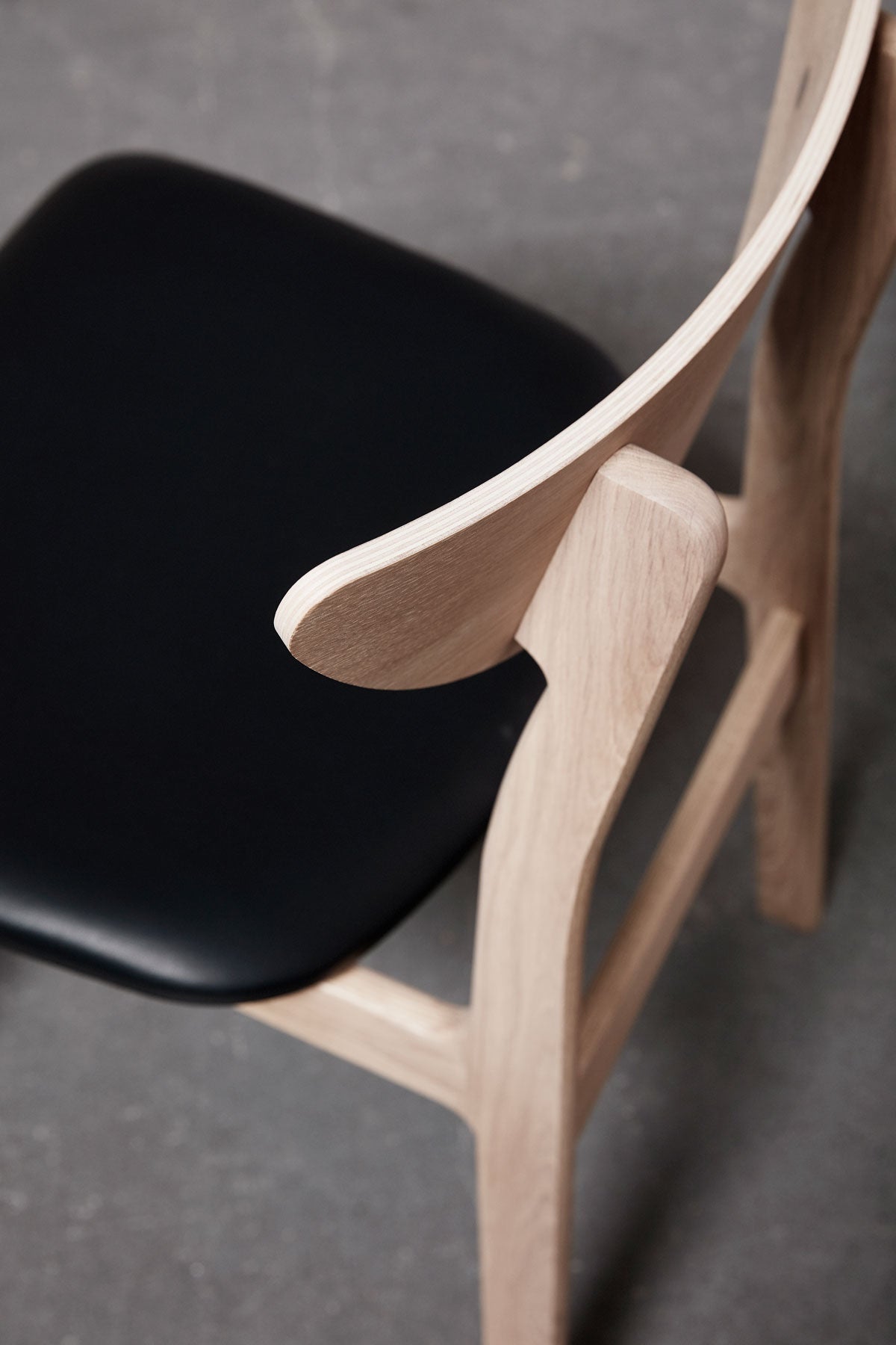 Chief-Stol-Black-93-Detaljbild_01