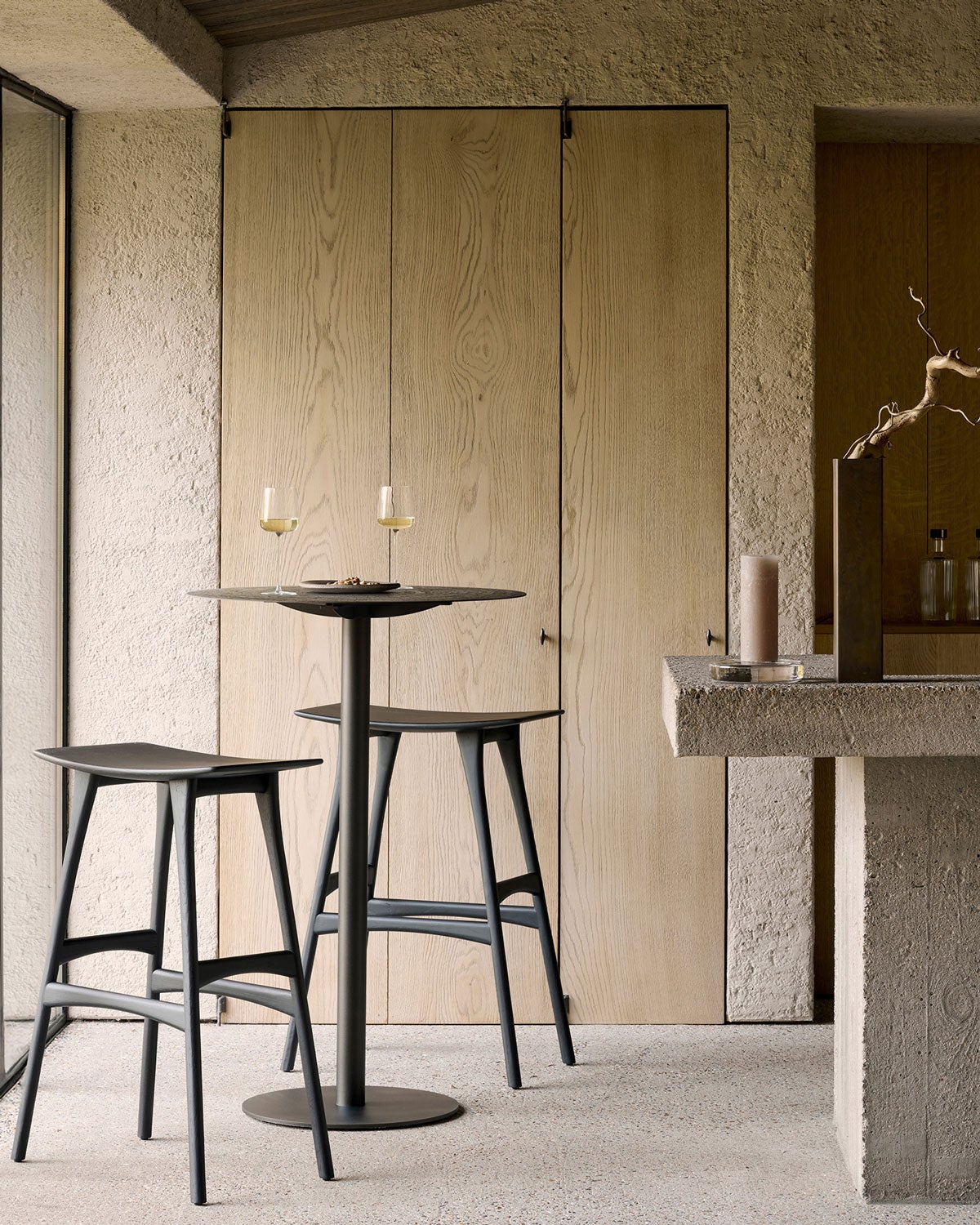 Ethnicraft-Blend-Bar-Table-Dark-Bronze-Minerals-Ray-Whisky-Lifestyle