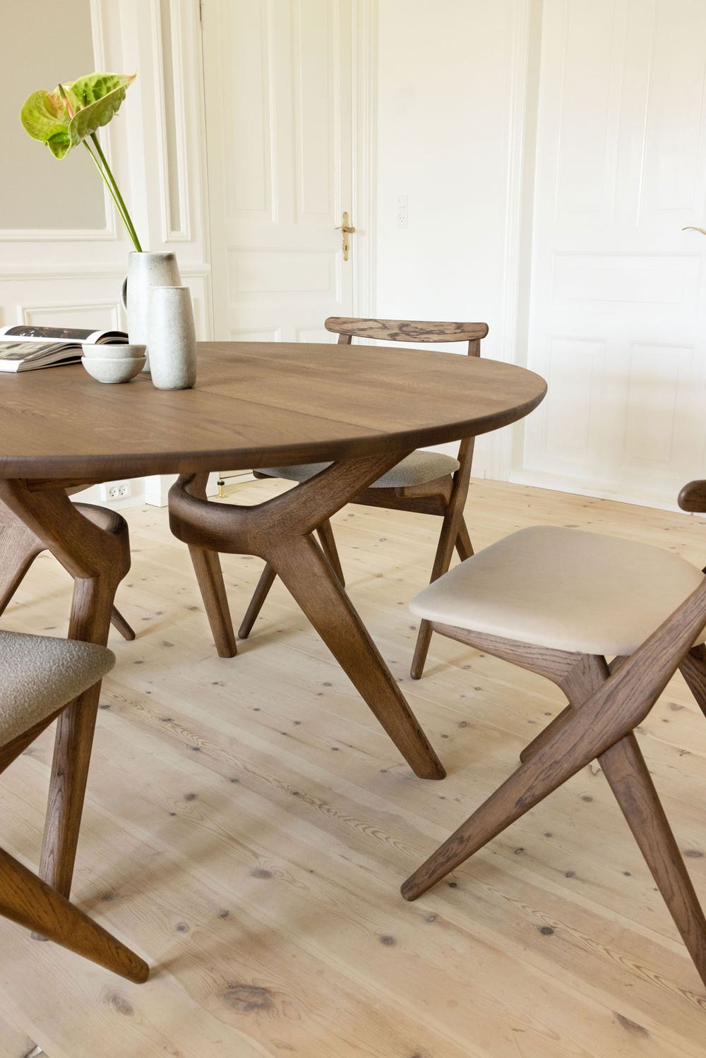 Amelia-Matbord-Runt-Ek-C20-Miljo.jpg Amelia-Matbord-Runt-Ek-C20-Miljo