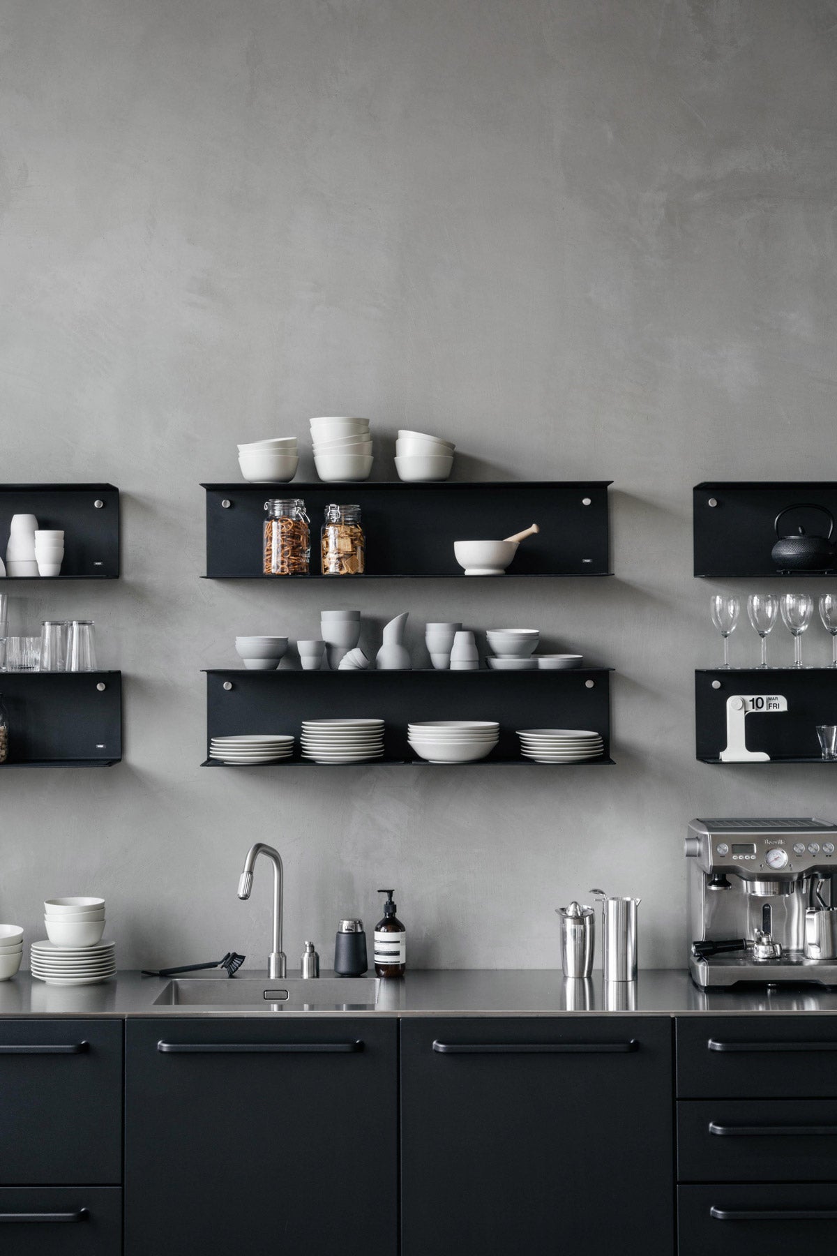 Vipp-922-vagghylla-svart-large-miljo