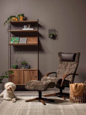 Delta Motion Træfod S09 i valnødfarvet eg og fåreskind Scandinavian Brown