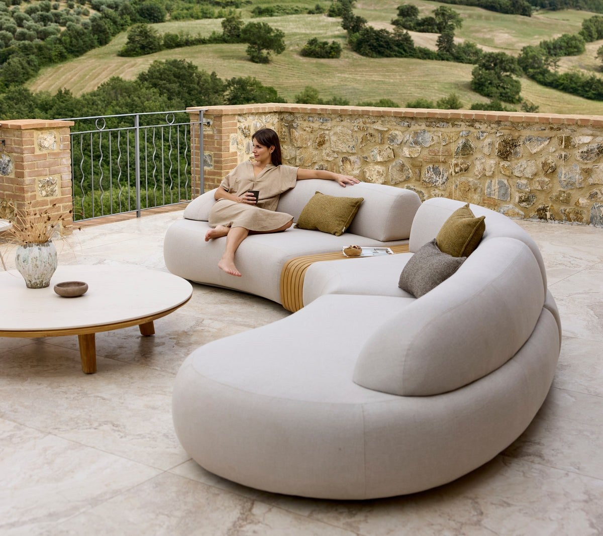 Mellow_lounge_sofa_-_Mellow_coffee_table_-_Aspect_coffee_tab-env-bd840