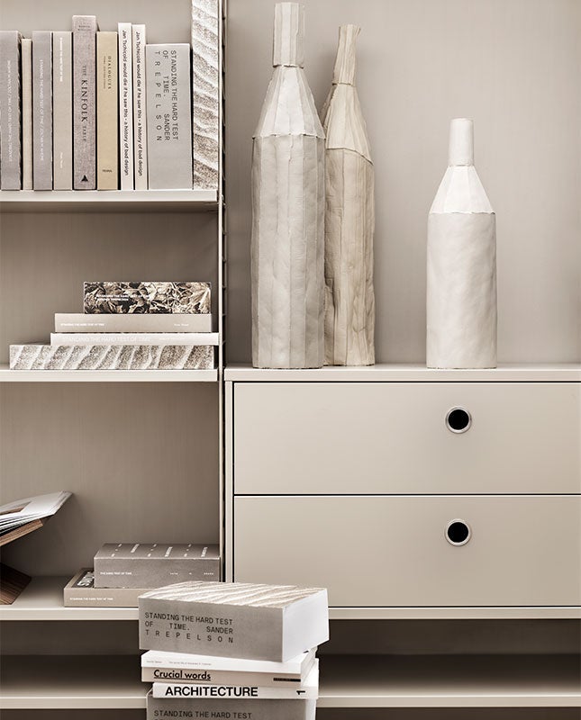 string-system-livingroom-beige-closeup_portrait