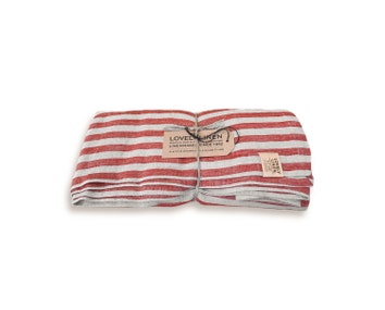 Lovely-Linen-Misty-Edge-Bordsduk-Real-Red