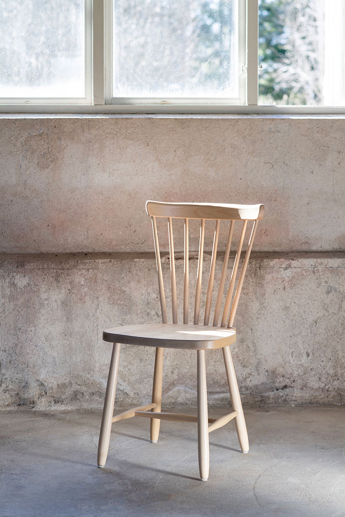 Wigells-Haga-Pinnstol-Bjork-Klarlack-Miljo