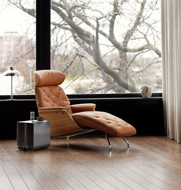 Volden Chaiselong med finérsider i læderet Dakota Modern Cognac Brown foran vindue i stue