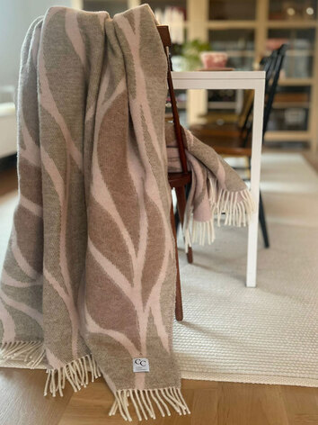 Classic-Collection-Folia-Throw-Pink-Lifestyle