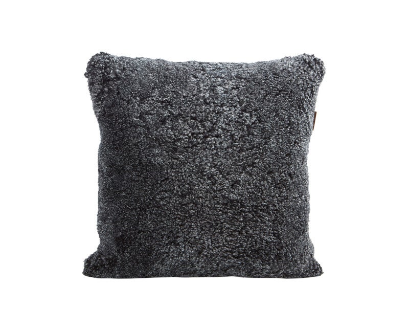 Alice-Farskinnsskudde-50x50-Svartgrafit