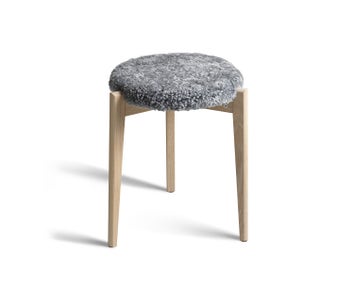 Oscarssons-Mobel-Vinz-Stool-White-Oiled-Ash-Sheepskin-Light-Grey