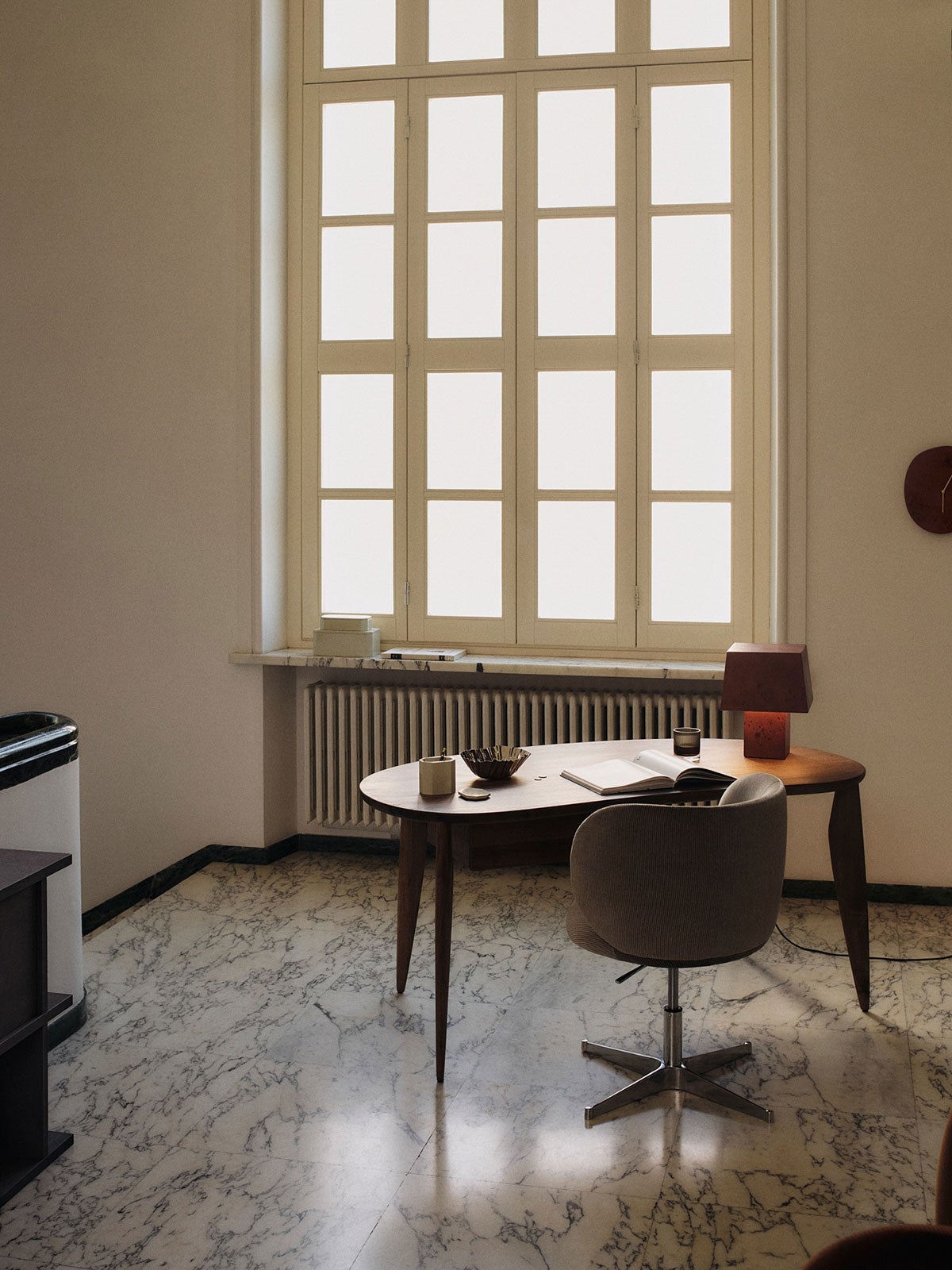 Feve Bord med en skrivebordsstol i et lyst, åbent rum