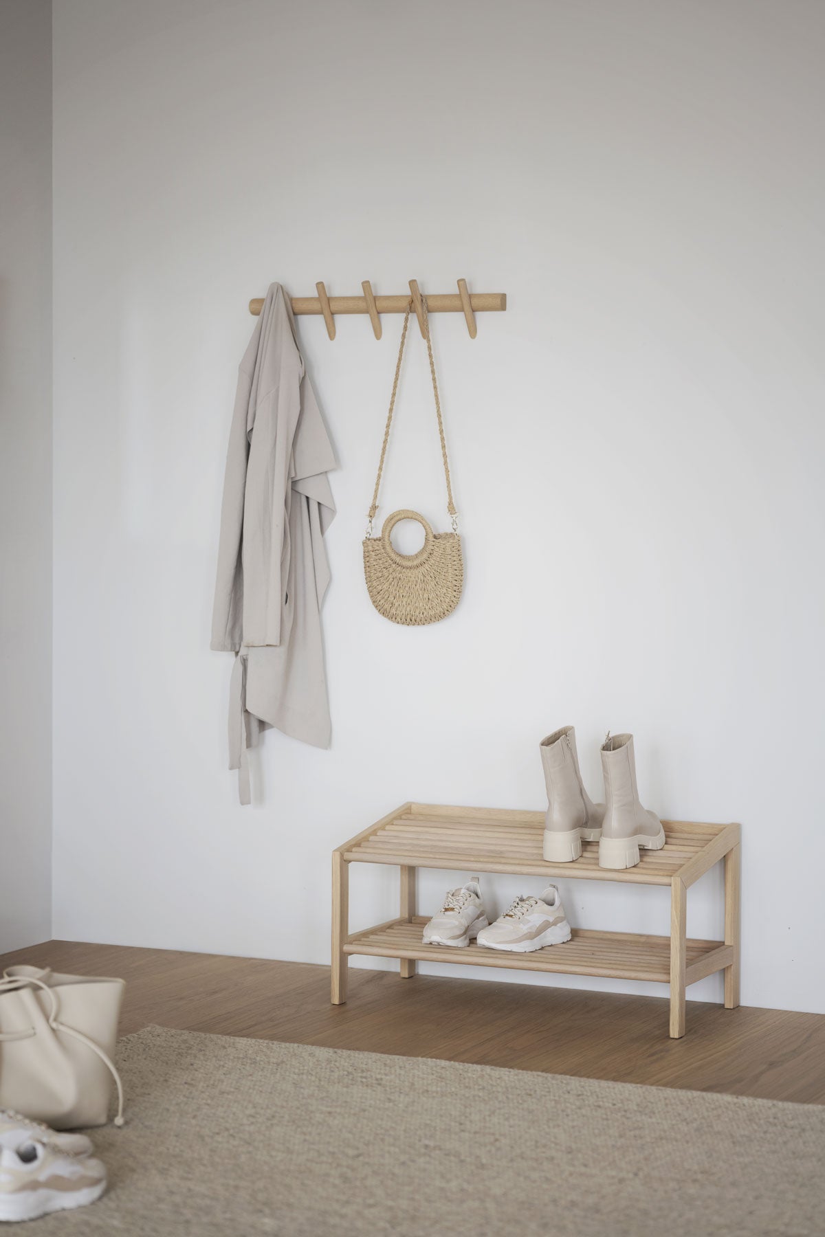 Hillmond-Kladhangare-Vitpigm-Ek-Miljo_2