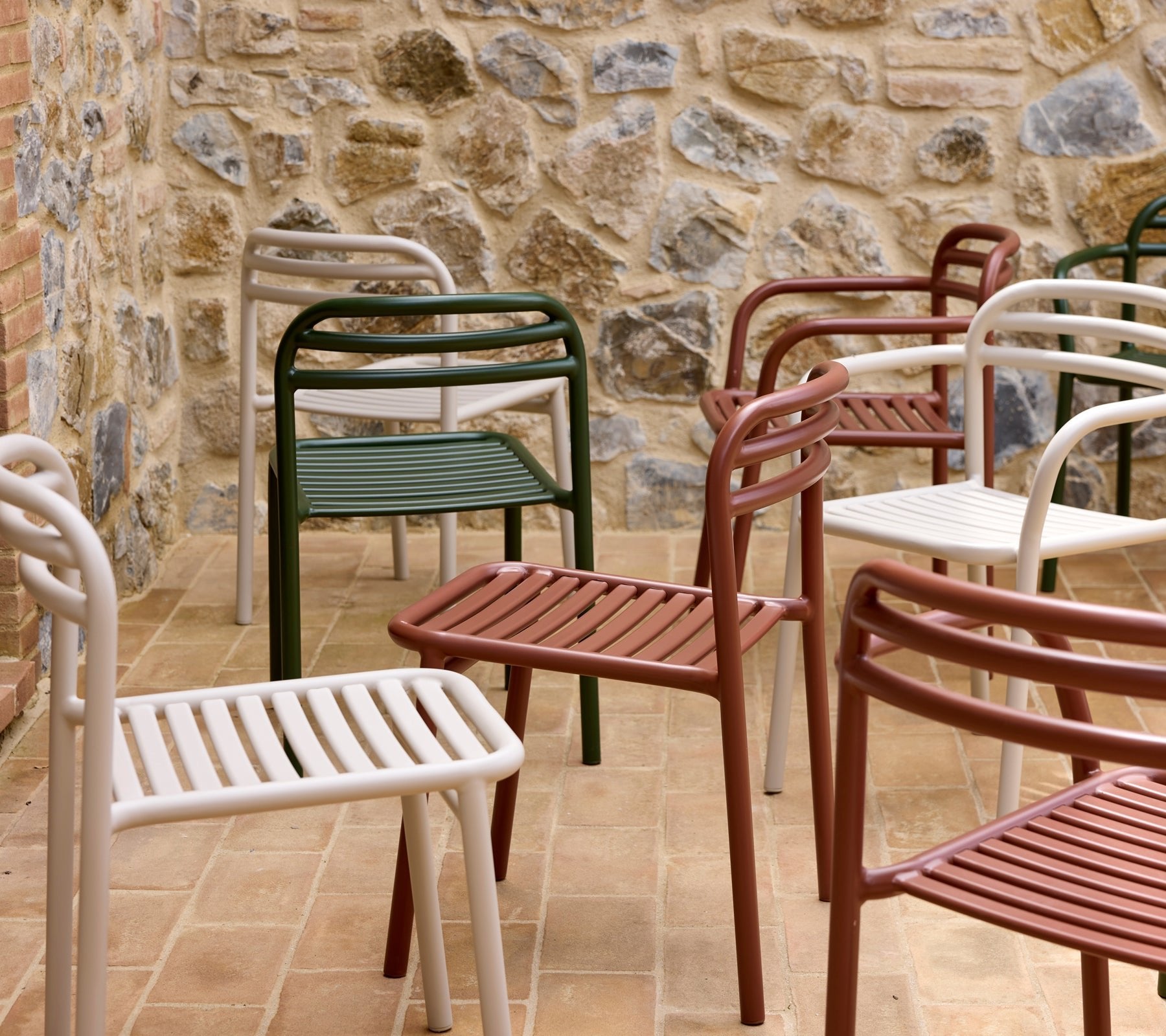 Cane-line-miljo-Bliss_chairs_Dark_green_-_Desert_red_-_Sand_6502_6e1cae79-87da-4cb0-9424-90dded754e68