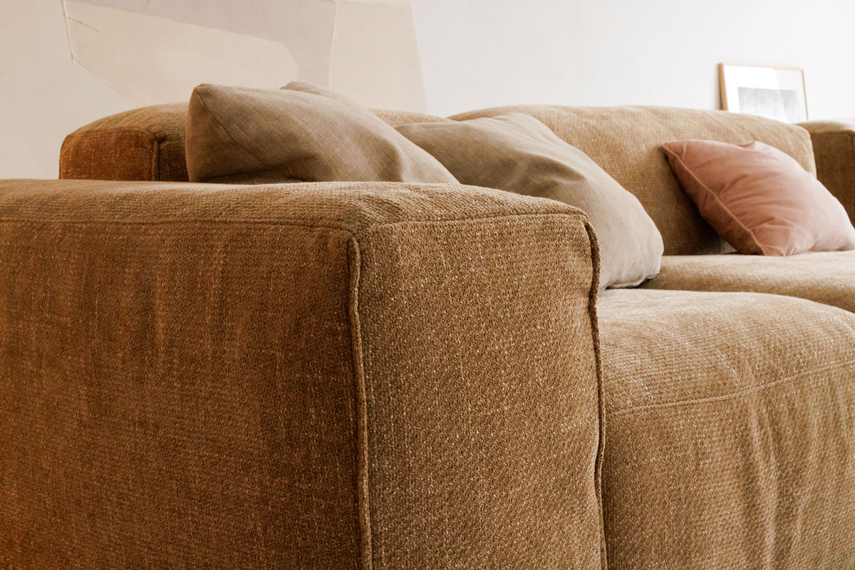 Edda---tyg-Bloom-2-Teddy-Brown-Legs-Oak