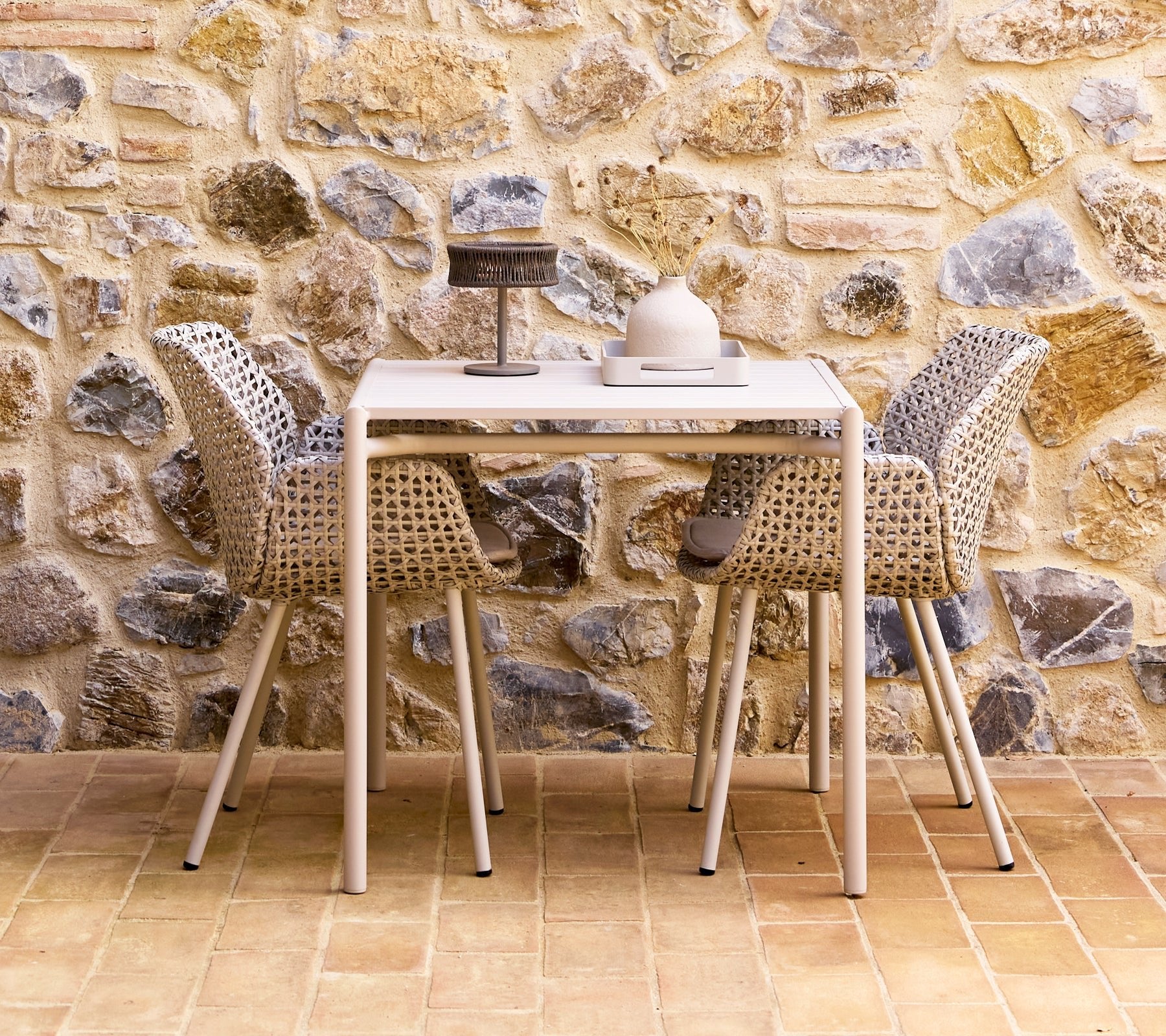 Cane-line-miljo-vibe_dining_chair_sand_-_Bliss_table_6798_c106e94d-2dd7-4dba-850b-c749f9b90809