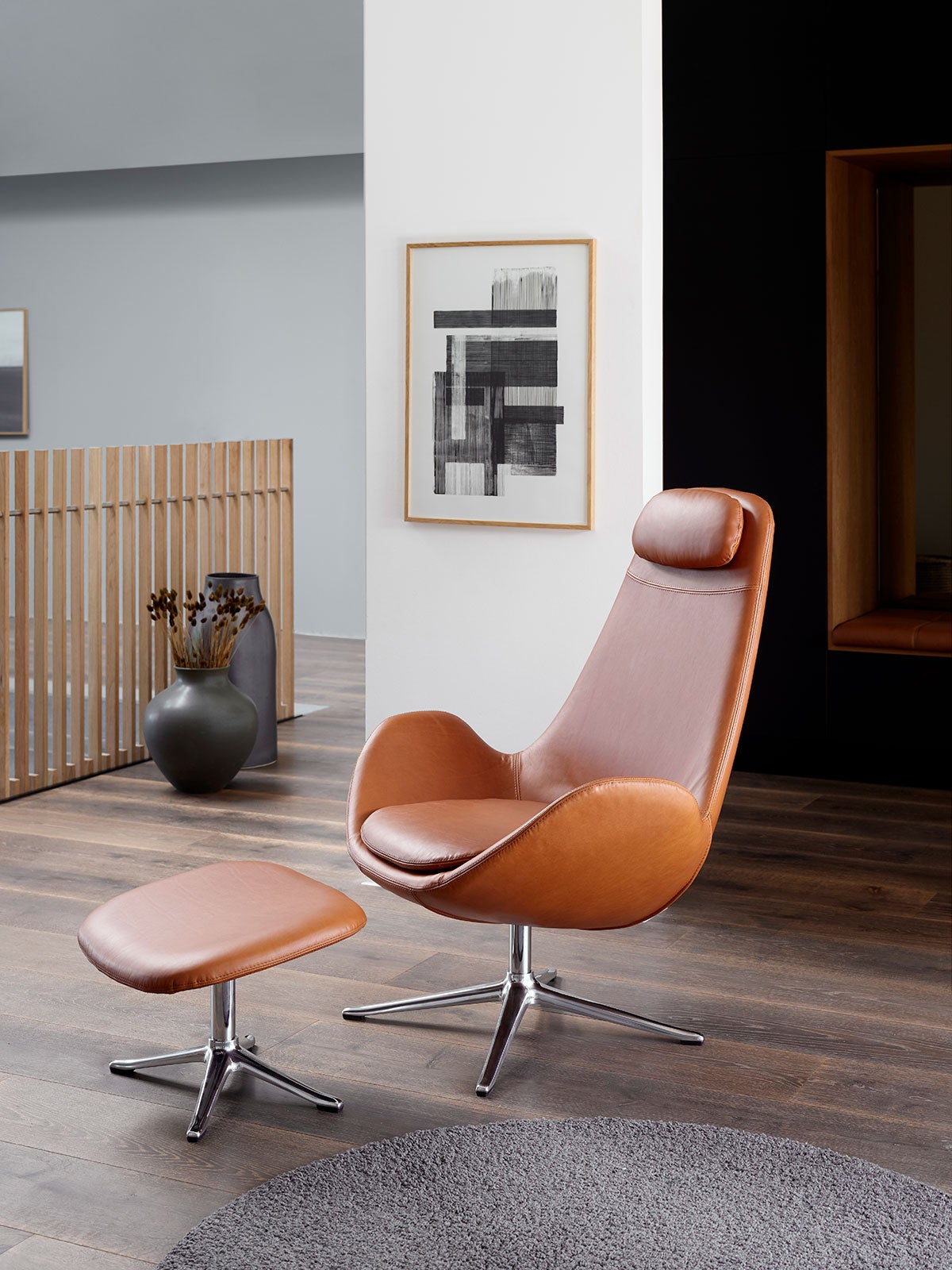 Ghost High Lænestol med fodskammel i læderet Nature Cognac med ben i poleret aluminium i lyst stue