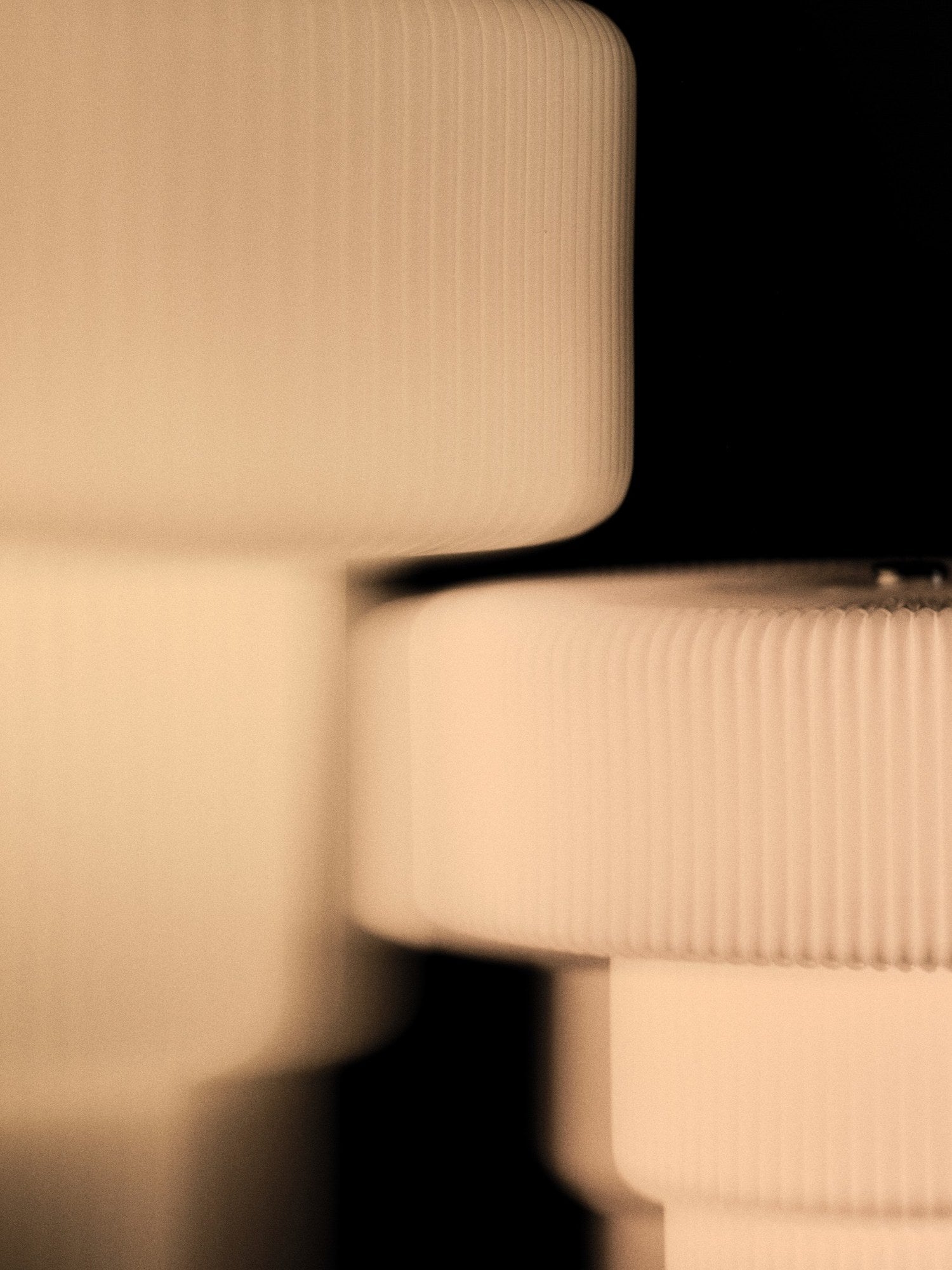 Ferm-Living-Ripple-Portable-Lamp-H16-5-White-miljo-1