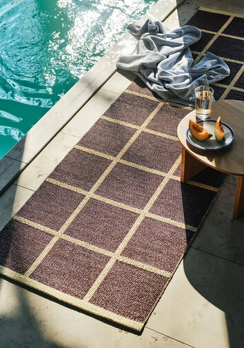 Pappelina-Criss-Runner-Burgundy-Lifestyle