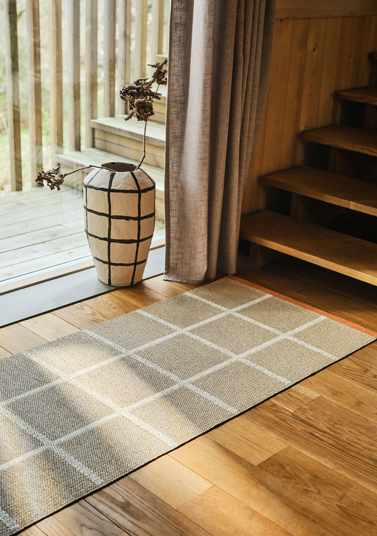 Pappelina-Criss-Runner-Beige-Lifestyle