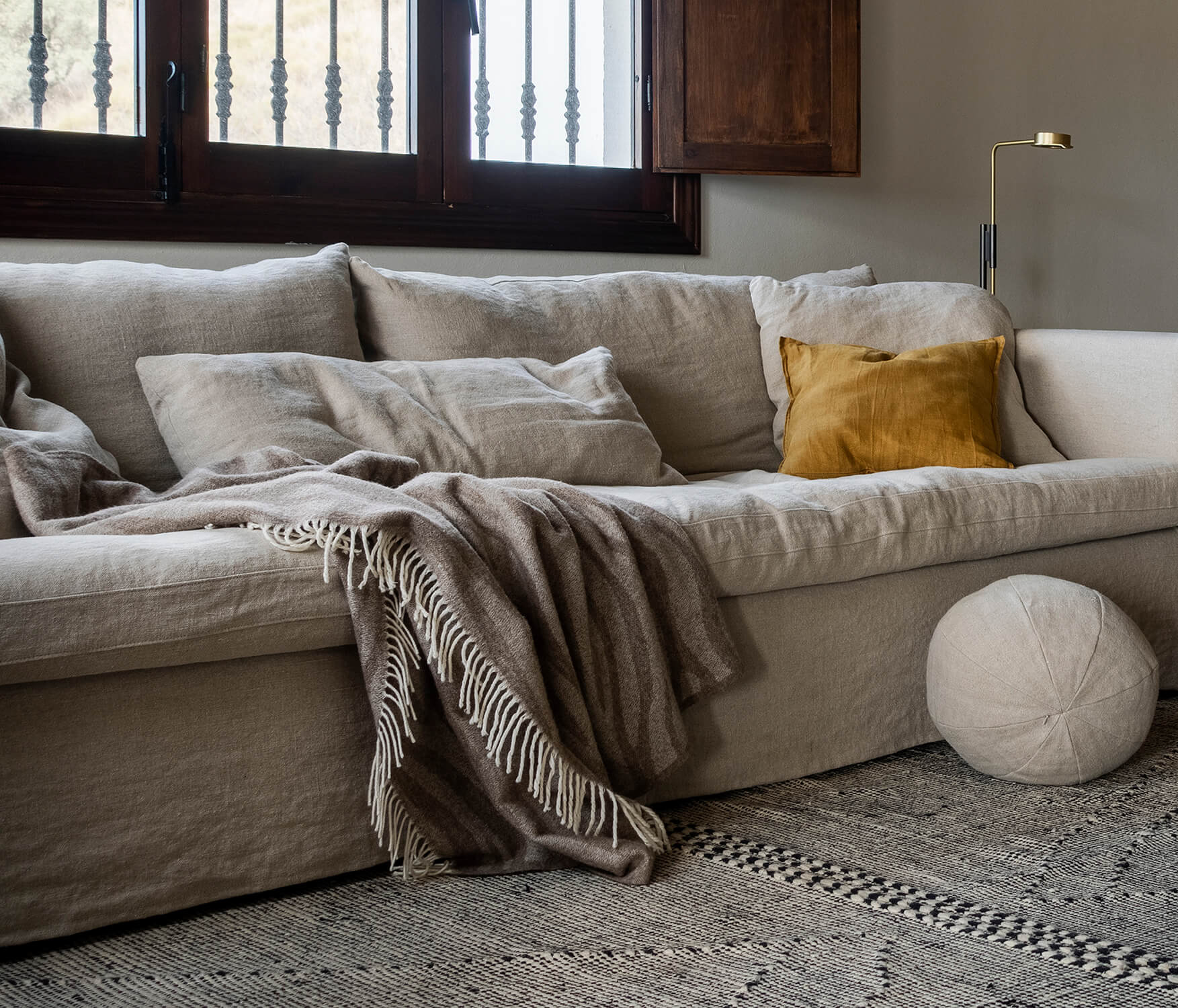 LILL_interior_4seater_linenL007_2_flax-