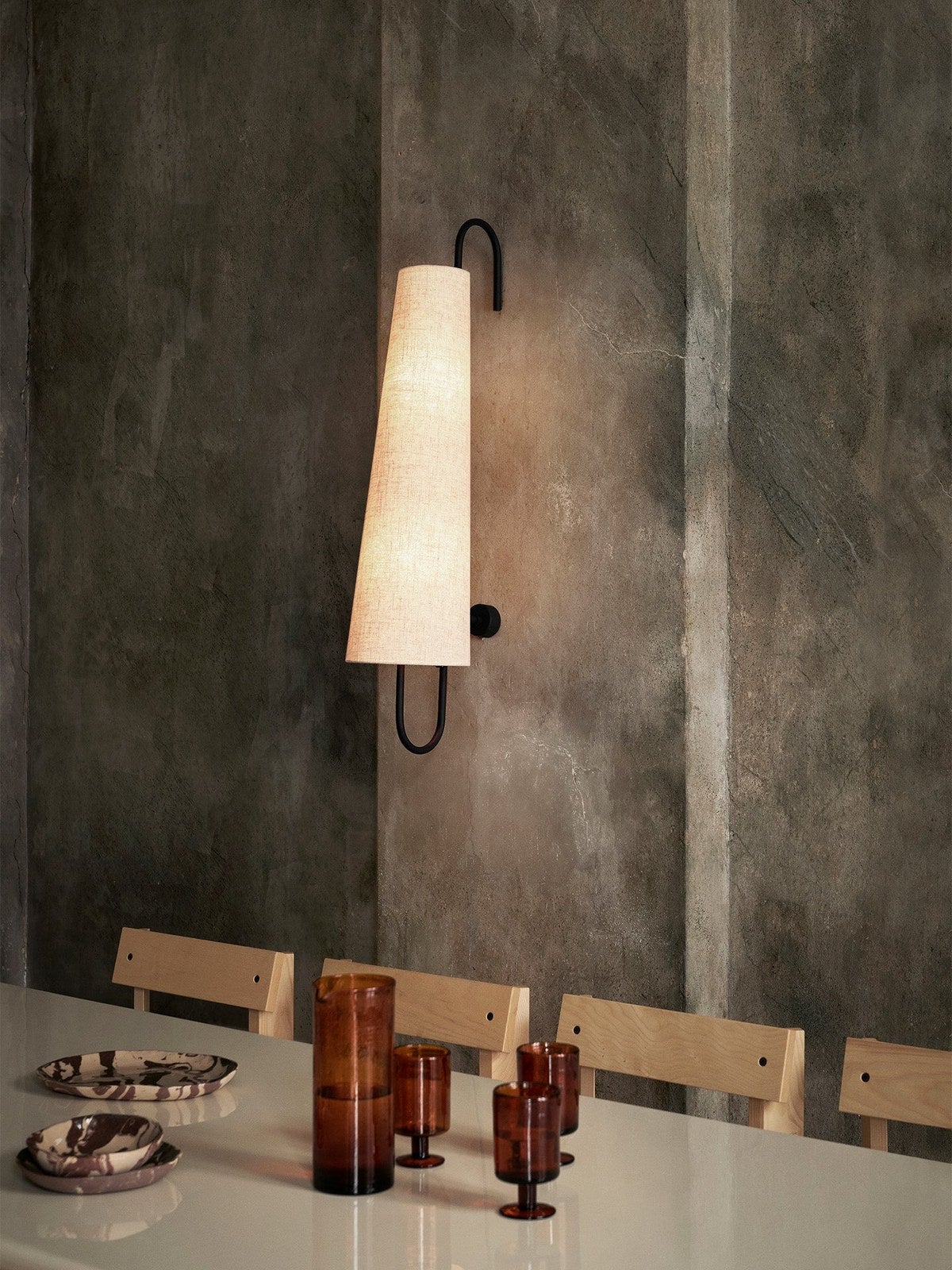 Ferm-Living-Ancora-Vagglampa-Black-Natural-miljo-1