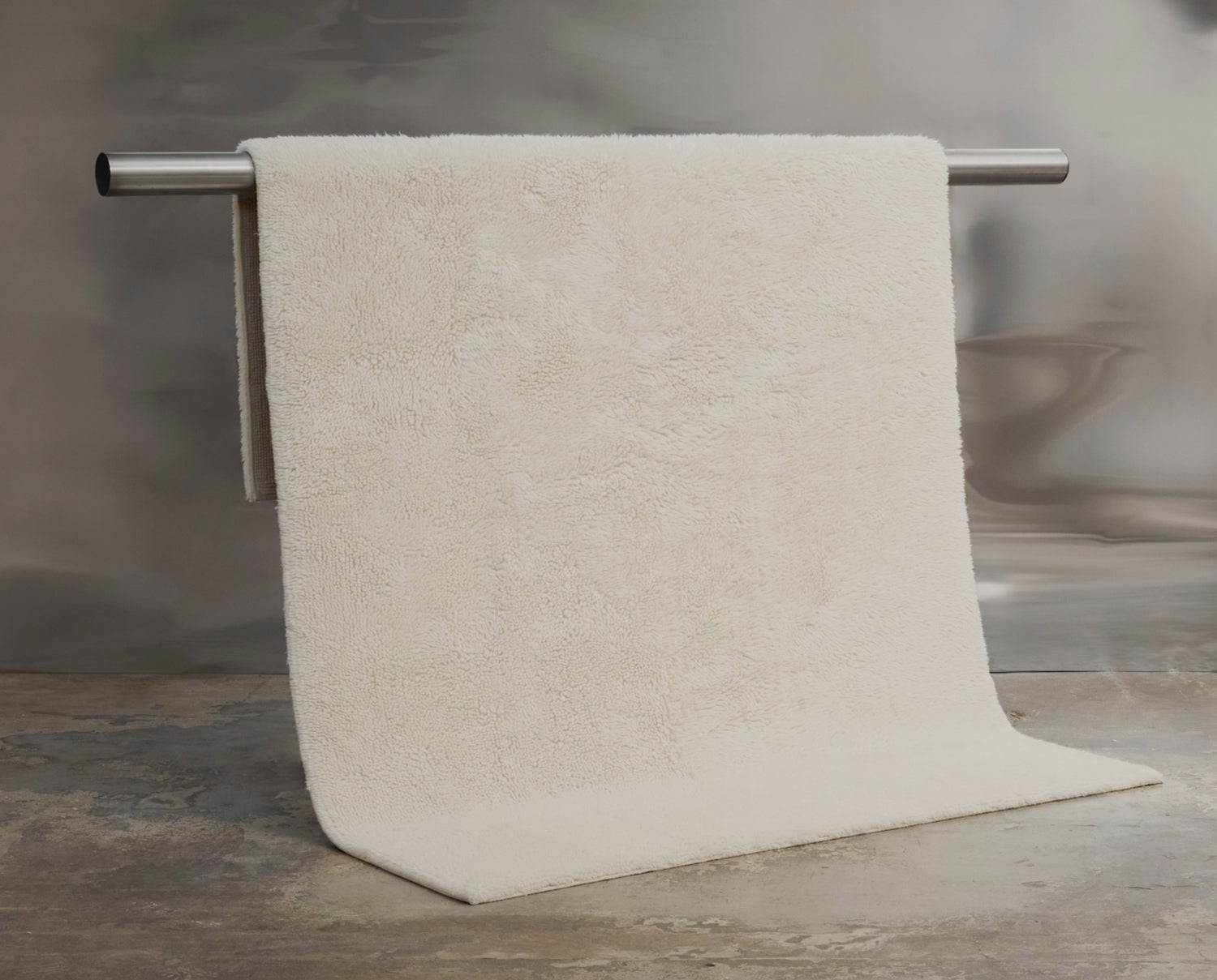 Bergius-Rug-offwhite-hang