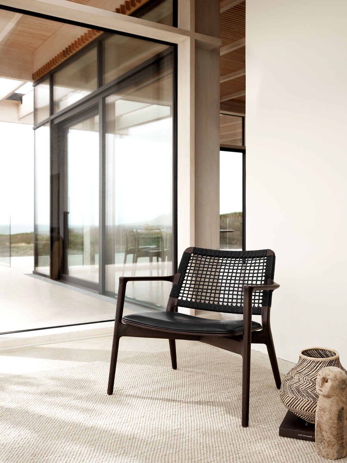 Vipp-488-Cabin-Lounge-Chair-Dark-Oak-Paper-Cord-Miljobild