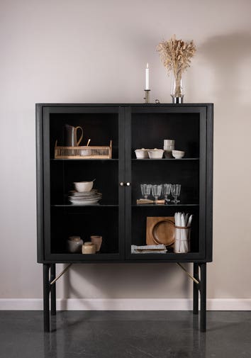 Ant-Vitrinskåp-Svartoljad-Ask-Miljöbild_05