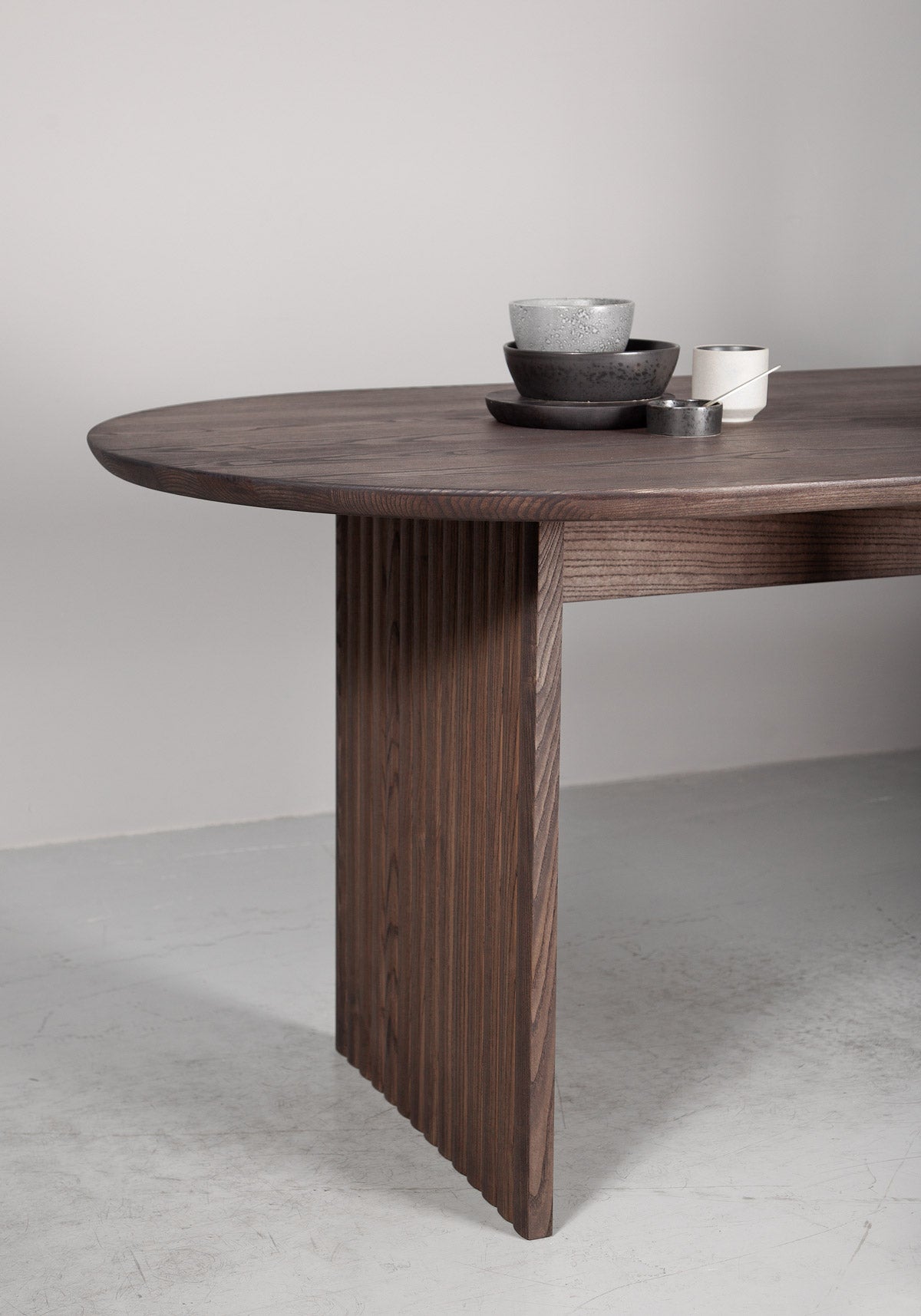 Velvet-matbord-platta-räfflade-ben-2