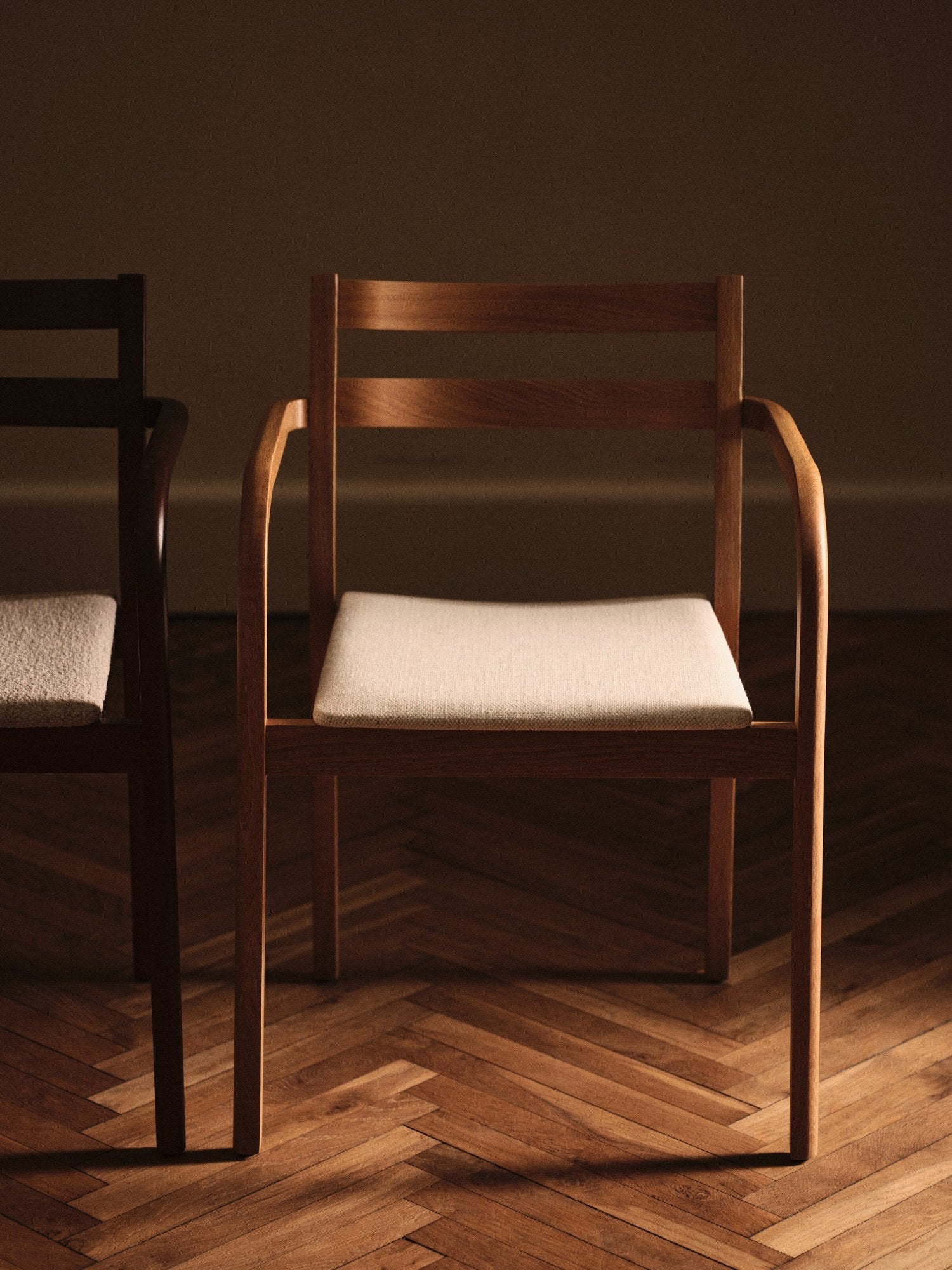 Ferm-Living-Boda-Dining-Arms-Seat-Uph-Staple-Natural-Oak-Off-white-miljo-1