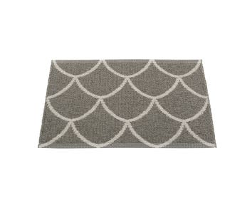 pappelina_kotte_charcoal_70x50_fram