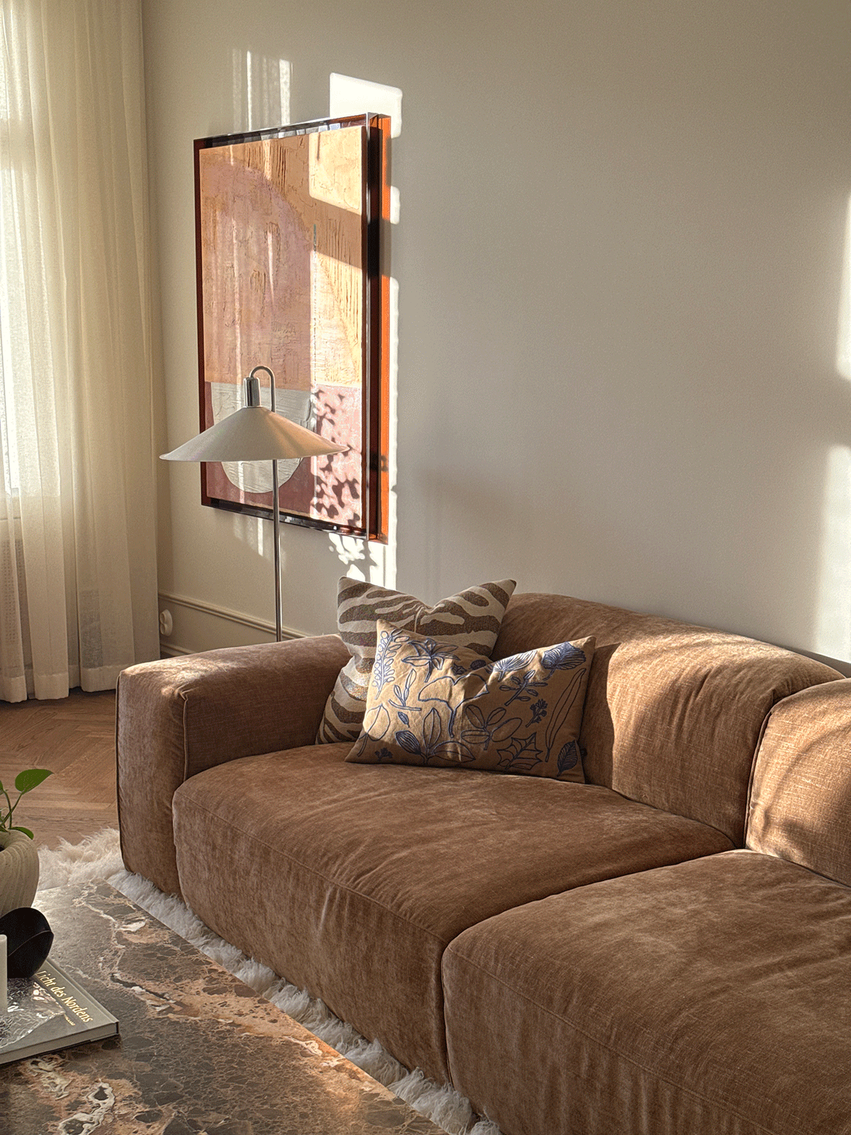 Edda-Sofa-Sits-Lifestyle.png Edda-Sofa-Sits-Lifestyle