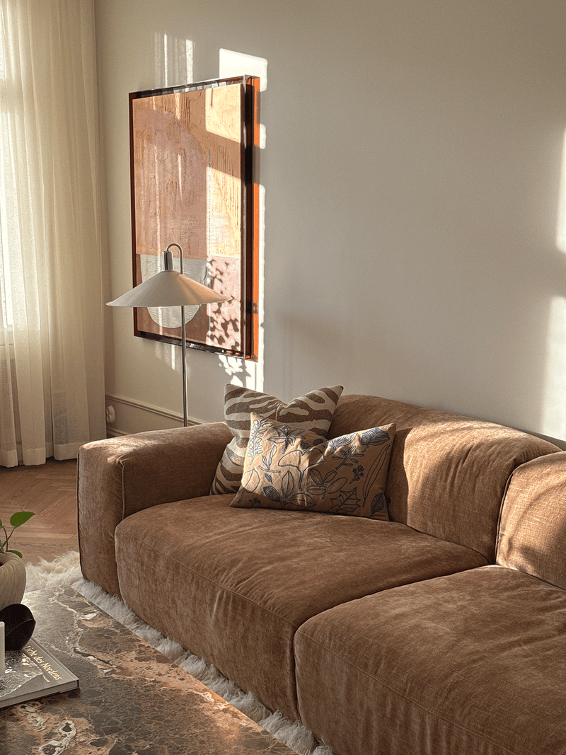 Edda-Sofa-Sits-Lifestyle.png Edda-Sofa-Sits-Lifestyle