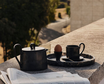 fermliving-flowmug-with-saucer-black-lifestyle