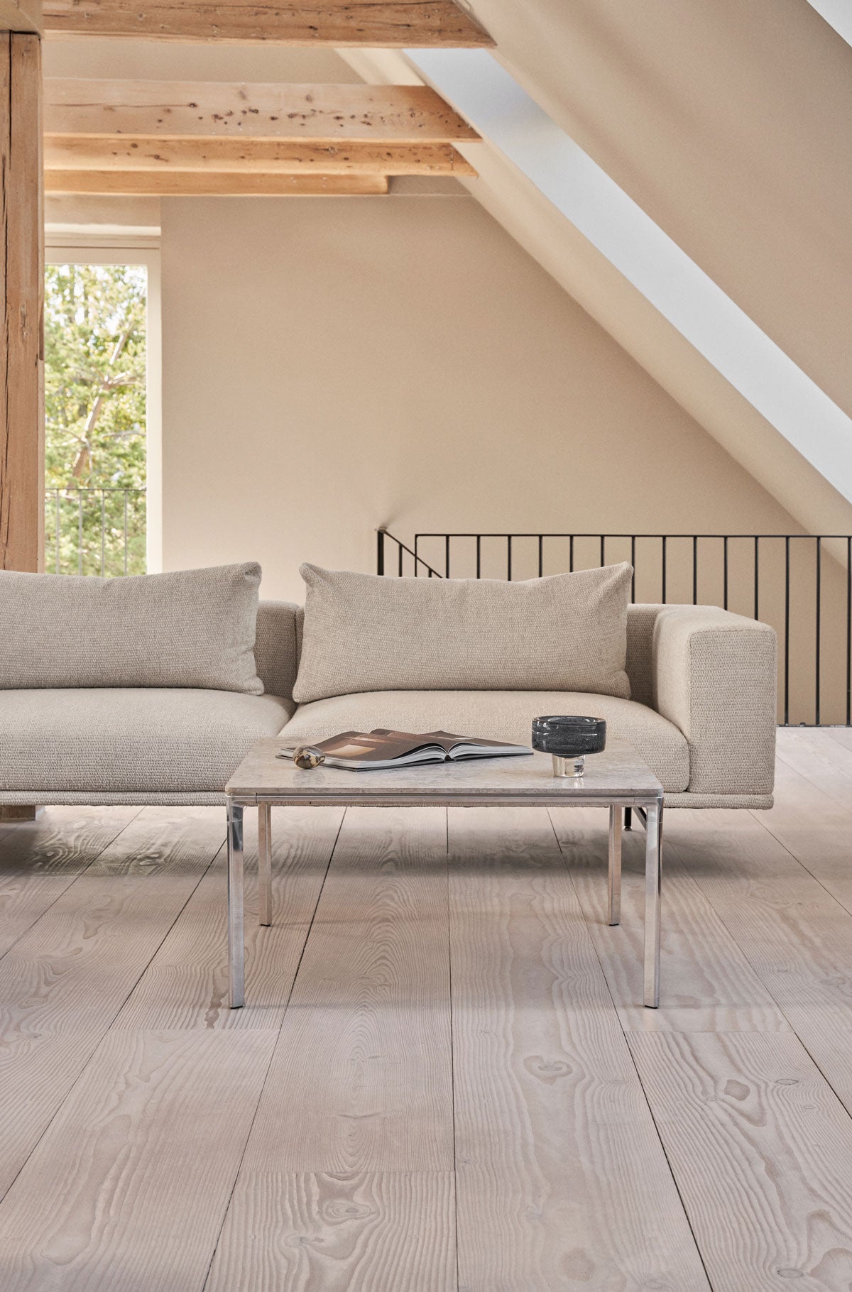 Vipp-427-Coffee-Table-80x80-Jura-Grau-Blau-Lifestyle
