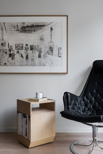 Pile sidebord ved siden af en Jetson lænestol i sort læder