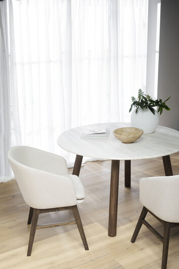 Taransay-Matbord-Travertin-Brun-Ek-Miljo