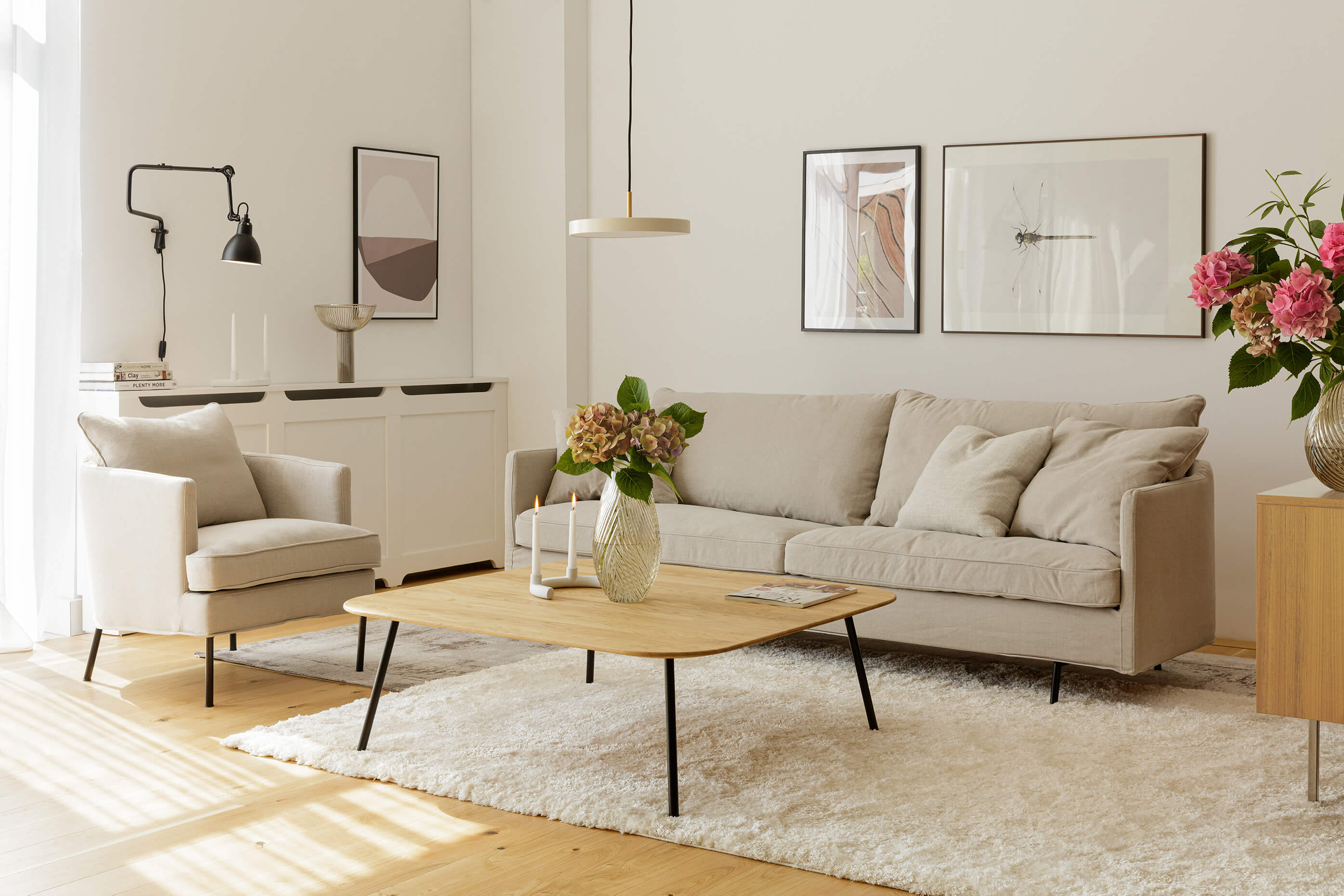 Julia 3-pers. XL sofa fra SITS i stof Caleido Light Beige og Tetris sofabord i stue