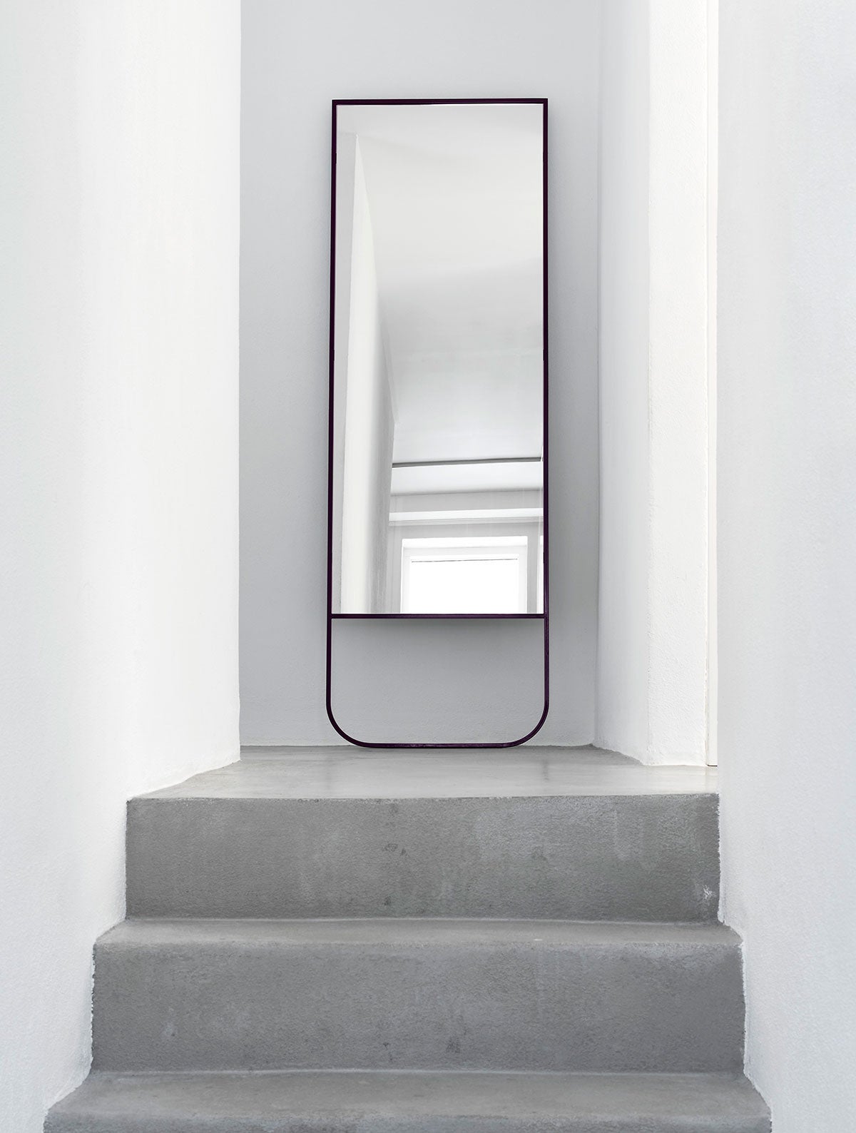 Tati spejl i farven Char Grey