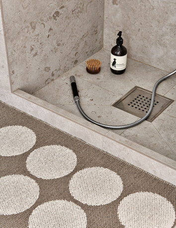 Pappelina-Hugo-Gangmatta-Walnut-Linen-Miljo