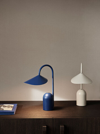 Arum-Portabel-Lampa-Bright-Blue-Cashmere-Miljo
