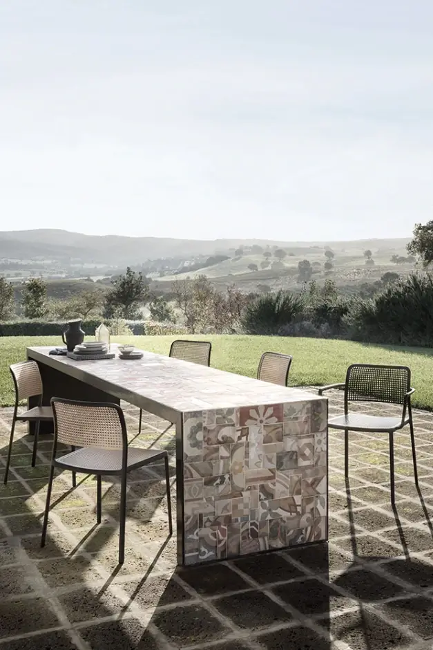 Audrey-Karm-Svart-Svart-Stol-Svart-Sand-Miljo01